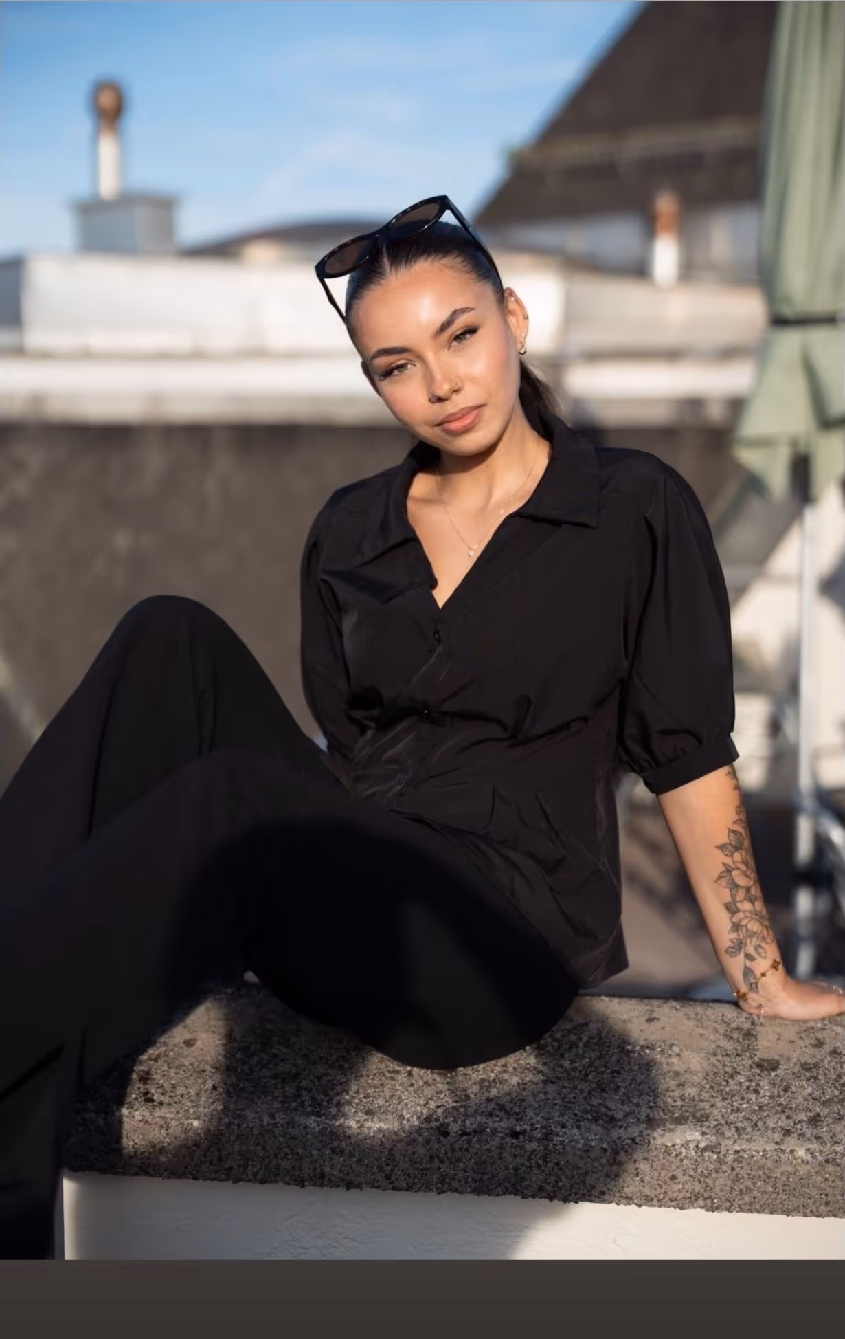 Jasmin Ahmed, UGC Creatorin aus Zürich, auf einem Dach in der Abendsonne